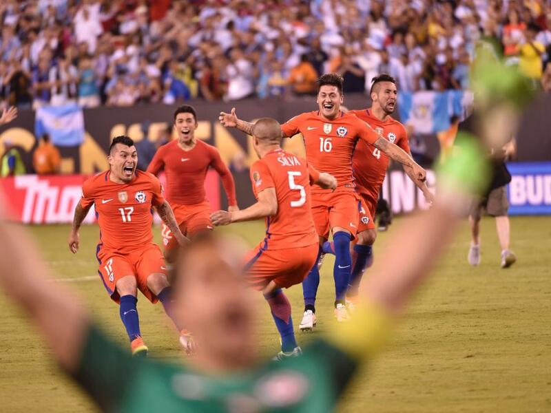 اقتنص منتخب تشيلي لقب كوبا أميركا للمرة الثانية في تاريخه بعد تغلبه في المباراة النهائية على نظيره الأرجنتيني بركلات الترجيح بنتيجة 4-2 (الزمنان الأصلي والإضافي 0-0).