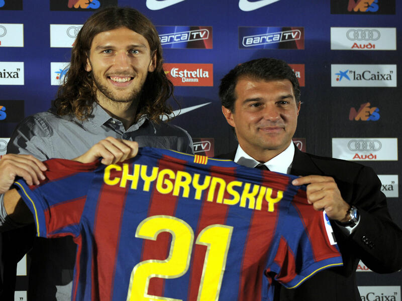المدافع الأوكراني ديميترو تشيغرينسكي: كان انضمامه لبرشلونة عام 2009 مقابل 25 مليون يورو من شاختار دونيتسك أمراً غريباً إذ أنه شارك لموسم واحد فقط وفشل في الظهور فيه بالشكل اللائق. خاض 14 مباراة فقط مع البارسا قبل أن يباع لشاختار مقابل 15 مليون يورو في صيف 2010.