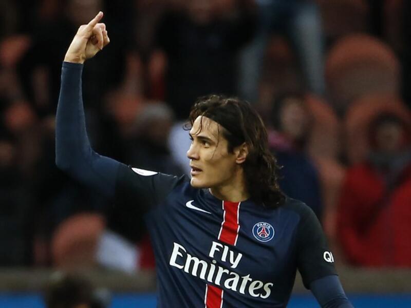 المهاجم الأوروغوياني إيدينسون كافاني (باريس سان جيرمان): من 57 مليوناً إلى 40 مليوناً