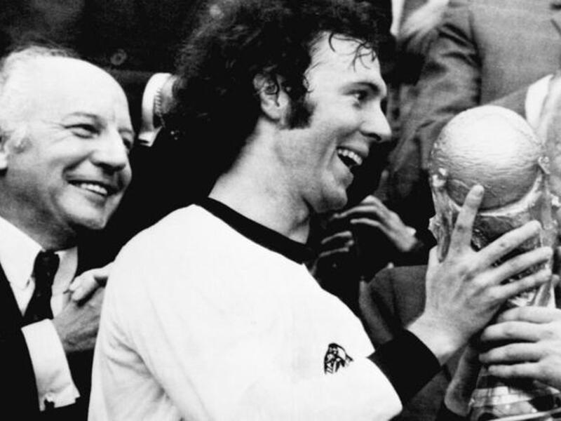 مدافع ألمانيا الغربية فرانتز بيكينباور الملقب بـ "القيصر" والذي يعتبر أفضل مدافع في تاريخ ألمانيا، فاز بكأس العالم 1974 وبالكرة الذهبية مرتين (1972 و 1976)، يعود له الفضل في اختراع موقع الليبيرو أو القشاش.