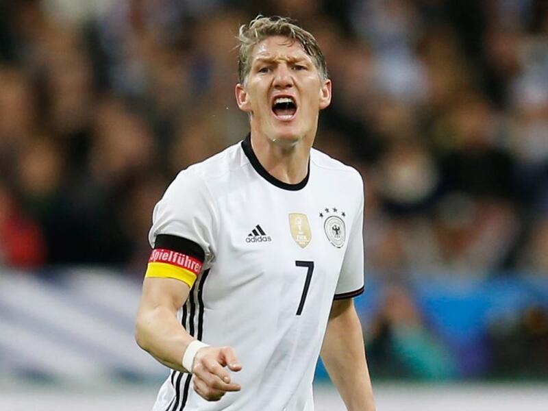 لاعب الوسط الألماني باستيان شفاينشتايغر: سيفتقد المانشافت عامل الخبرة المتمثل بنجم مانشستر يونايتد الذي سيغيب عن البطولة نظراً لإصابة قوية في الركبة.