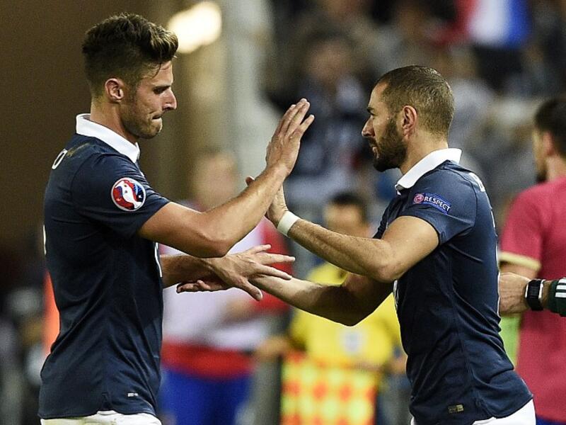 France's forward Olivier Giroud (L) leaves the pitch next to France's forward Karim Benzema during the Euro 2016 friendly football match France vs Serbia at the Matmut Atlantique stadium in Bordeaux on September 7, 2015. AFP PHOTO/ FRANCK FIFE
FRANCK FIFE / AFP