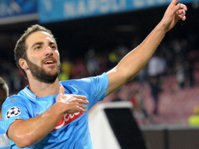 المهاجم الأرجنتيني غونزالو هيغواين (نابولي) - الأندية المهتمة: يوفنتوس وآرسنال وأتلتيكو مدريد. القيمة المتوقعة للصفقة: 94.7 مليون يورو.