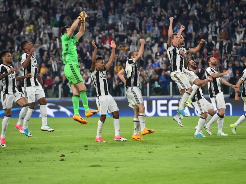 يوفنتوس 3-0 برشلونة: أكد الفائز علو كعبه كونه لم يخسر على ملعبه يوفنتوس آرينا في آخر 18 مباراة خاضها على أرضيته ضمن دوري الأبطال (فاز في 11 و تعادل في 7)، وتعود آخر خسارة له عليه أمام بايرن ميونيخ في أبريل من عام 2013 بنتيجة (0-2).