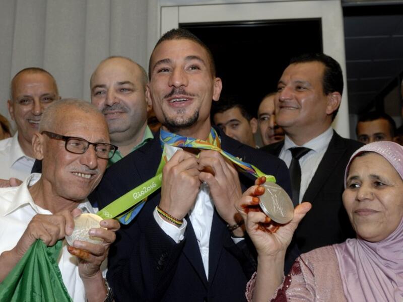 Algerian athlete Taoufik Makhloufi, double silver medallist at the 1500m and 800m at the Olympic Games-2016 Olympics in Rio, arrives on September 14, 2016 in Algiers.
Ryad Kramdi / AFP