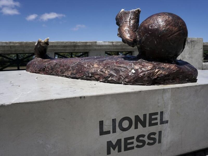 صورة لما تبقى من تمثال للأيقونة ليونيل ميسي نجم برشلونة ومنتخب الأرجنتين في بوينوس آيريس، وذلك عقب أعمال تخريبية تعرض لها التمثال في الرابع من ديسمبر.