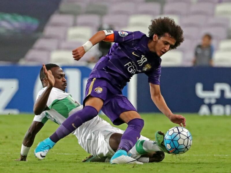 صراع على الكرة بين عمر عبد الرحمن نجم العين الإماراتي ومعتز هوساوي لاعب الأهلي السعودي خلال لقاء الفريقين ضمن الجولة الرابعة من منافسات المجموعة الثالثة من دوري أبطال آسيا.