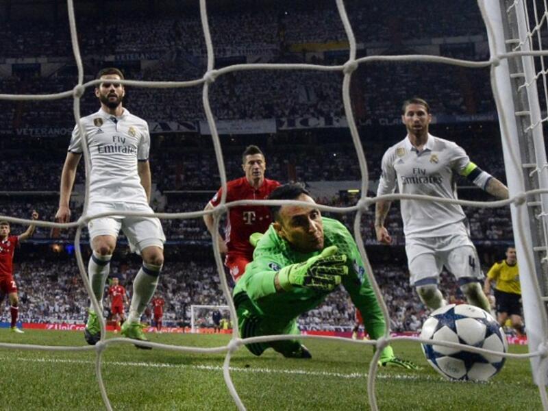 ريال مدريد 4-2 بايرن ميونيخ: لم يكن وصول سيرخيو راموس لمباراته المئوية في دوري الأبطال رفقة الفريق الملكي مفرحاً بمعنى الكلمة بعدما سجل هدفاً بطريقة غريبة بالخطأ في شباك زميله الحارس كايلور نافاس، إلا أن بلوغ نصف النهائي يعد التعويض الأمثل.