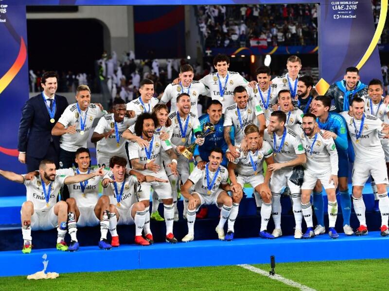 لاعبو ريال مدريد خلال حفل التتويج بلقب كأس العالم للأندية 2018 وذلك بعد تحقيقهم الفوز على العين في النهائي بنتيجة 4-1.