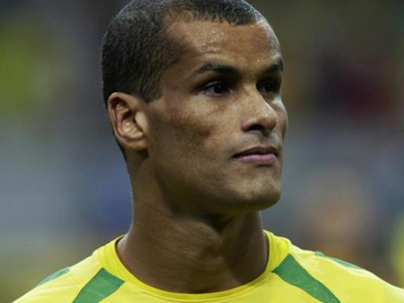 لاعب الوسط المهاجم البرازيلي ريفالدو (سانتا كروز وموجي ميريم وكورينشيانس وبالميراس وديبورتيفو لا كورونيا وبرشلونة وميلان وكروزيرو وأولمبياكوس وأي إي كاي وبونيودكور وساو باولو وكابوسكورب وساو كايتانو).