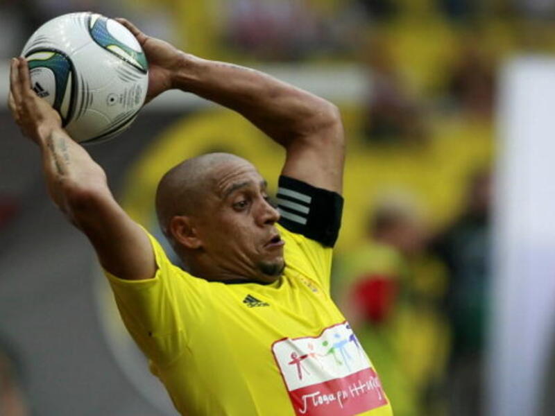 الظهير البرازيلي روبرتو كارلوس (ينياو ساو جواو وبالميراس وإنتر وريال مدريد وفينيرباهتشة وكورينشيانس وآنجي).