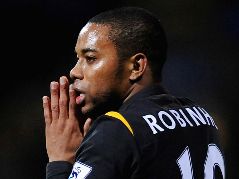 6- المهاجم البرازيلي روبينيو: من ريال مدريد إلى مانشستر سيتي عام 2008 مقابل 32.5 مليون جنيه، عانى من كثرة الإصابات وتذبذب المستوى والحنين لوطنه، تمت إعارته لسانتوس بعد 18 شهراً فقط، سجل 14 هدفاً فقط في الدوري الإنجليزي.
