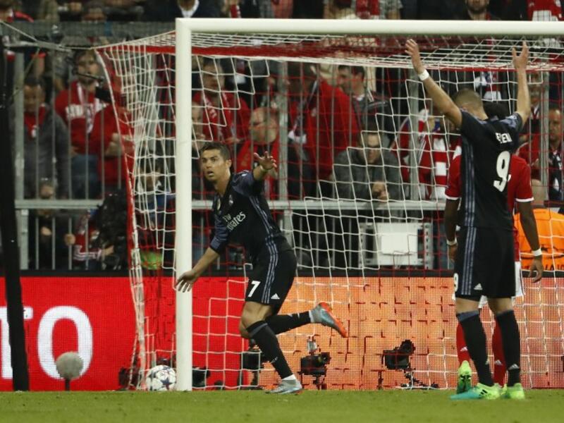 بايرن ميونيخ 1-2 ريال مدريد: بات ريال مدريد الفريق الزائر الأول الذي يحقق الفوز مرتين على حساب مستضيفه البافاري بملعب آليانز آرينا في دوري الأبطال.