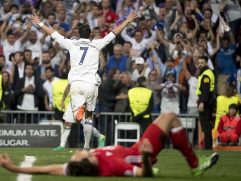 ريال مدريد 4-2 بايرن ميونيخ: نجح كريستيانو رونالدو نجم الفريق الملكي في تسجيل هاتريك رفع به رصيده إلى 100 هدفٍ في دوري الأبطال، كما دك شباك العملاق مانويل نوير 5 مرات في مواجهتي الذهاب والعودة.