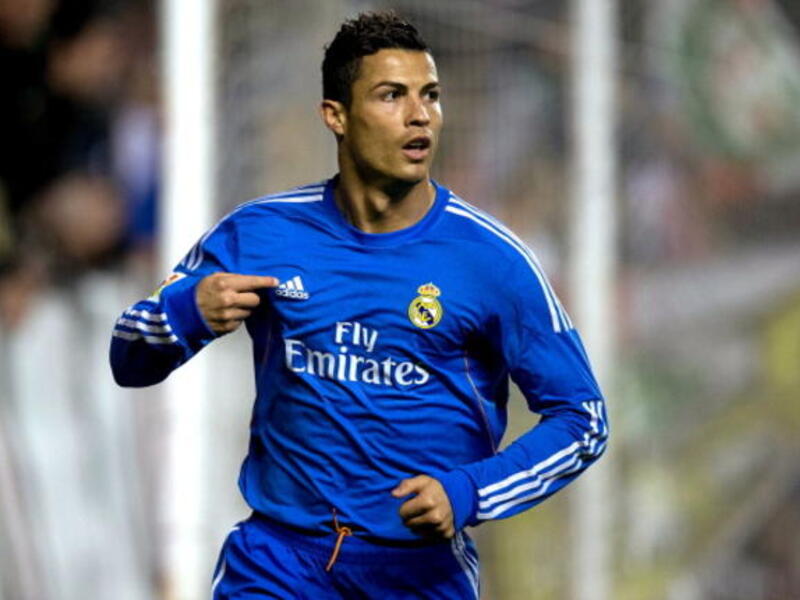 2- المهاجم البرتغالي كريستيانو رونالدو: من مانشستر يونايتد إلى ريال مدريد مقابل 94 مليون يورو عام 2009.