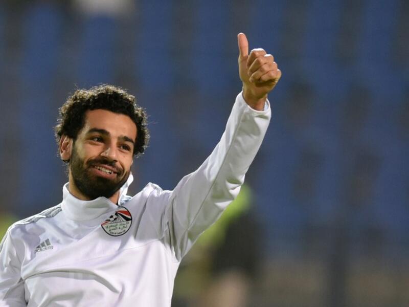 الجناح المصري محمد صلاح يحيي الجماهير خلال تدريبات منتخب مصر استعداداً للمباراة الودية التي جمعته بشقيقه التونسي استعداداً لخوض غمار نهائيات كأس أمم إفريقيا في الغابون.
