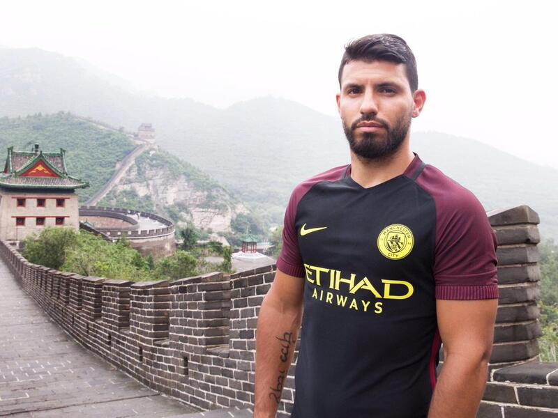 المهاجم الأرجنتيني سيرخيو أغويرو (مانشستر سيتي): يتقاضى 24 مليون دولار سنوياً من ضمنها راتب سنوي تصل قيمته إلى نحو 17 مليون دولار.