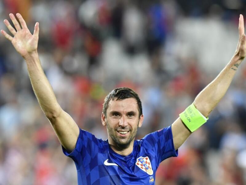 الظهير الأيمن الكرواتي داريو سيرنا: حمل شارة قيادة فريقه خلال مبارياته الثلاث رغم وفاة والده، قدم أداءً دفاعياً قوياً، وساند هجومياً بشكل مستمر، وساعدت خبرته على تهدئة زملائه رغم الضغوطات التي سبقت التأهل.