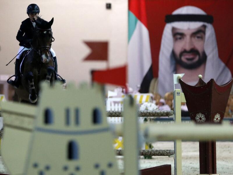 راكبة الخيل الإماراتية ناديا عبد العزيز تنافس خلال بطولة الشيخ سلطان بن زايد آل نهيان للفروسية في أبو ظبي.