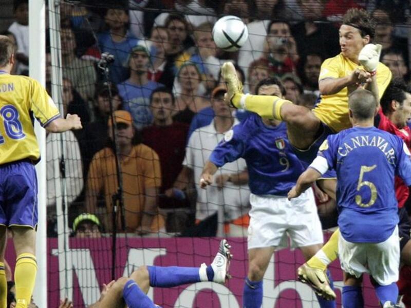 المجموعة الخامسة: إيطاليا x السويد (17 يونيو): لم ينس الإيطاليون بعد التعادل المثير للجدل بين منتخبي الدنمارك والسويد بنتيجة 2-2 في يورو 2004 الذي منح الثنائي التأهل وحرم الآتزوري من عبور مرحلة المجموعات. وسيسعى جيانلويجي بوفون ورفاقه للثأر من العملاق زلاتان إبراهيموفيتش وفريقه.