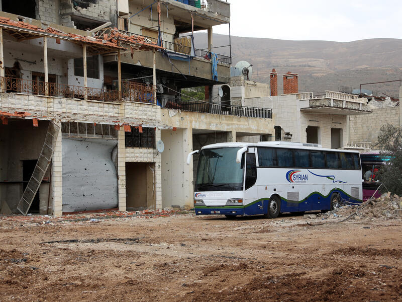 A convoy of buses drives into the besieged oppositon-held town of Zabadani in preparation for the town's "evacuation", April 12, 2017. (AFP) 