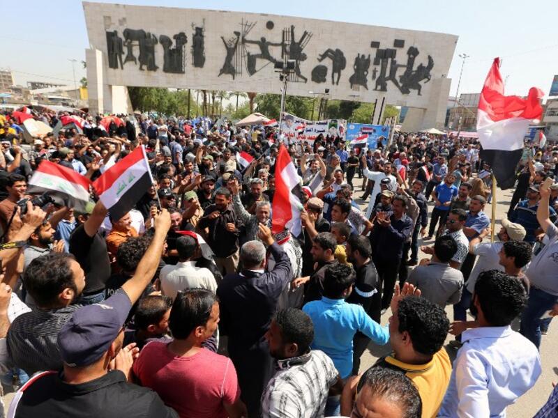 Thousands of Iraqis gather to protest for sweeping government reforms. (AFP/Sabah Arar)