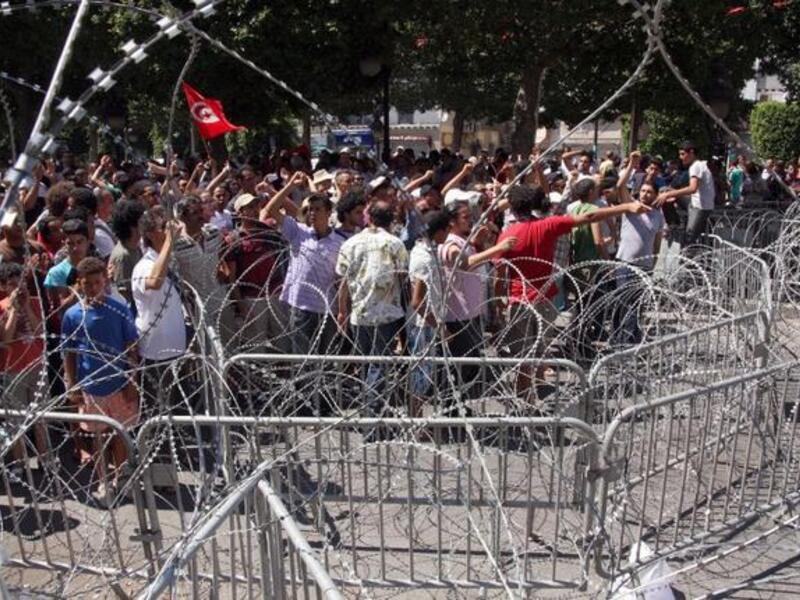 TUNISIA, Tunis : Tunisians shout slogans in front of the interior ministry headquarters following the assassination of leading opposition figure Mohamed Brahmi on July 25, 2013 in Tunis. AFP PHOTO / KHALIL