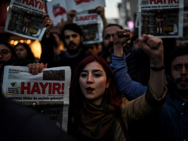 Supporters of the "No" march at Besiktas to submit their petition calling for the annulment of a referendum that approved sweeping constitutional changes boosting President Recep Tayyip Erdogan's powers, claiming blatant vote-rigging had swung the result, on April 18, 2017 in Istanbul. (AFP/Bulent Kilic)