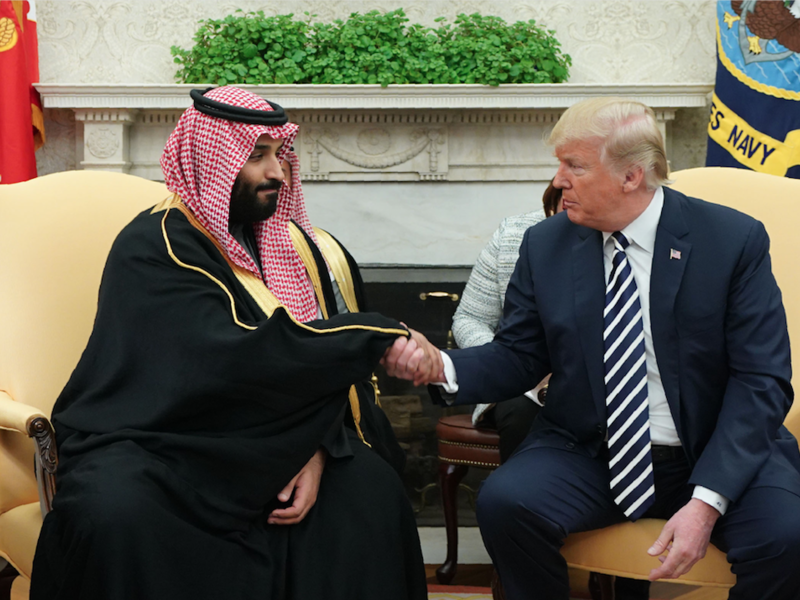 U.S. President Donald Trump (R) shakes hands with Saudi Arabia's Crown Prince Mohammed bin Salman in the Oval Office of the White House on March 20, 2018 in Washington, DC. (MANDEL NGAN / AFP)