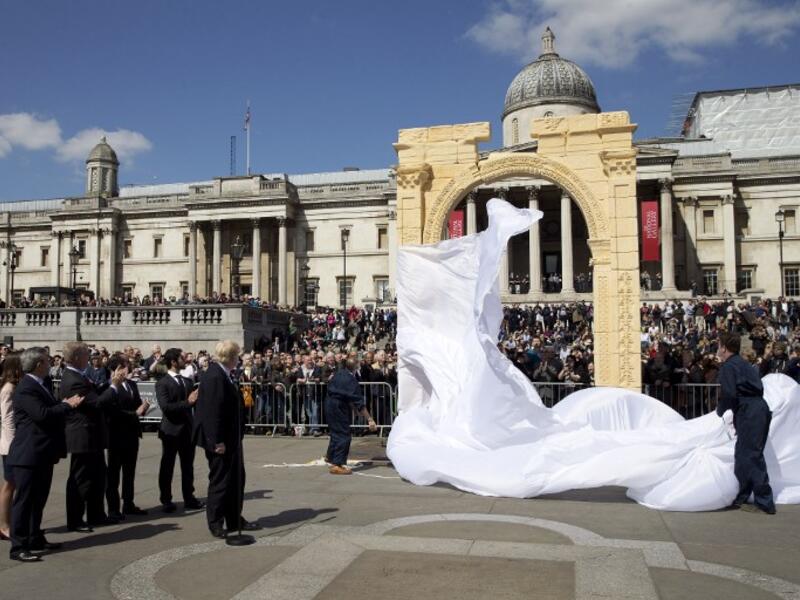 Mayor of London Boris Johnson (L) watches during the unveiling of a replica of Palmyra's Arch of Triumph in Trafalgar Square, central London, on April 19, 2016 (AFP/Justin Tallis)