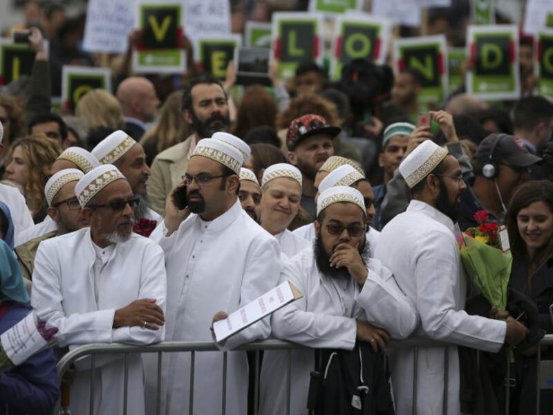 Members of the Dawoodi Bohra Muslim community join others as they bow their heads during a vigil at Potters Fields Park in London on June 5, 2017 to commemorate the victims of the terror attack on London Bridge and at Borough Market that killed seven people on June 3. (Daniel Leal-Olivas/AFP)