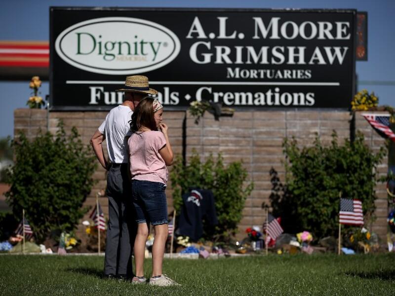 Mourners gather at a makeshift memorial for U.S. Sen. John McCain (R-AZ) outside of the A.L. Moore Grimshaw mortuary on August 27, 2018 in Phoenix, Arizona. (AFP)