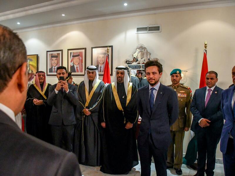 Crown Prince Al Hussein bin Abdullah II, meets with members of the Jordanian community in Bahrain and a group of Haqiq Initiative participants.
(Twitter/@RHCJO)