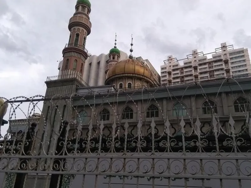 The Yan'anlu Mosque in Urumqi, Xinjiang closed off by razor wire, unable to be accessed by worshipers or tourists. Courtesy of Dr. Joanne Smith Finley