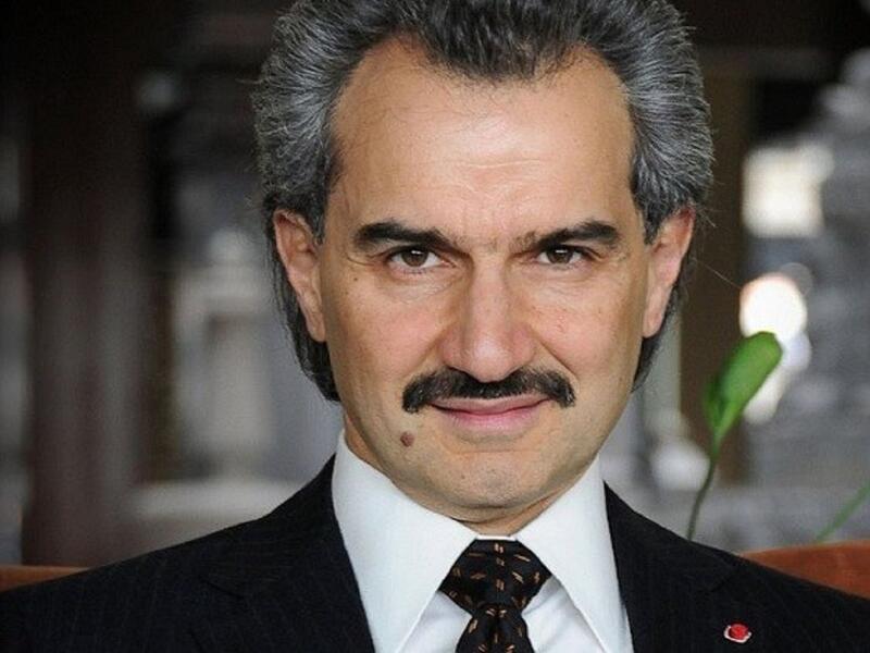 الأمير الوليد بن طلال آل سعود: رجل أعمال سعودي يعد من أكبر المستثمرين في العالم، يشارك في قطاعات استثمارية متباينة تتقدمها الفنادق العالمية، وقطاع الإعلام واستثمارات في القطاع التقني، قيمة ثروته 17.4 مليار دولار أمريكي.