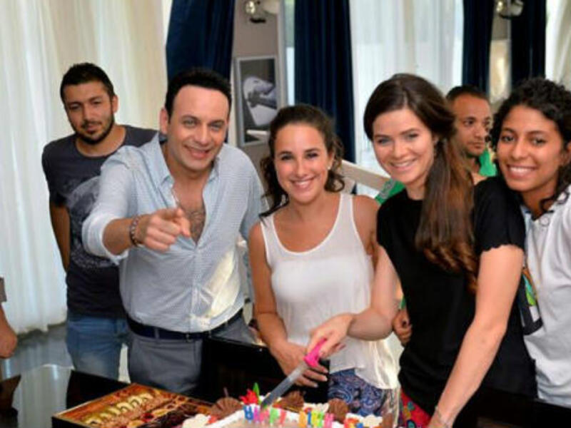 فاجأ مصطفى قمر زميلته يسرا اللوزي في عيد ميلادها وذلك خلال تصوير الفيلم الجديد “فين قلبي” وأخفى مصطفي قالب حلوي الحفل عن أعين الجميع وبعد انتهاء أحد المشاهد تم إقامة الحفل واستدعاء يسرا وغني لها مصطفى أغنية”Happy birthday”.