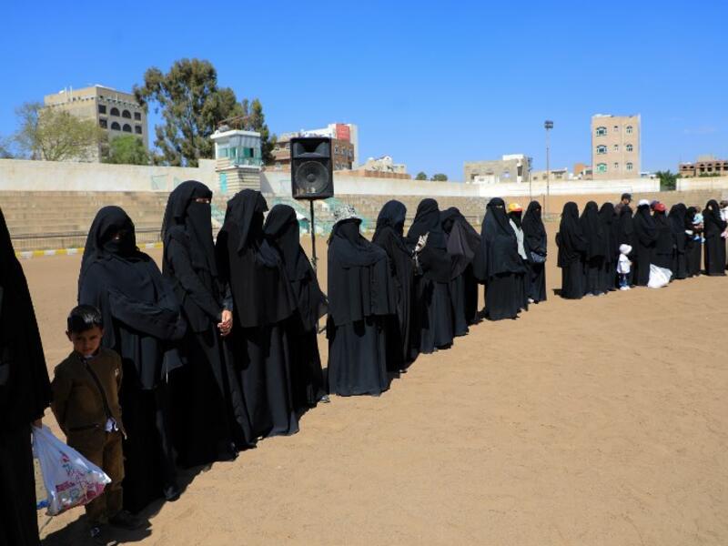 Huthi female supporters demonstrate to support Huthi militias fighting Saudi-backed Yemeni government forces in the port city of Hodeidah, during a rally in the capital Sanaa on November 10, 2018. 
Mohammed HUWAIS / AFP