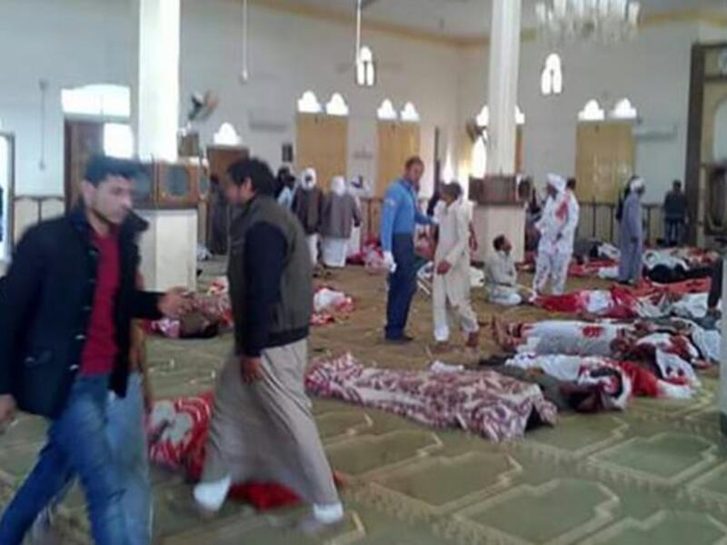 ظلت جثامين بعض الضحايا في المسجد حتى الانتهاء من إجراءات دفنهم في قرية مزار على بعد 3 كيلو مترات من بلدة بئر العبد