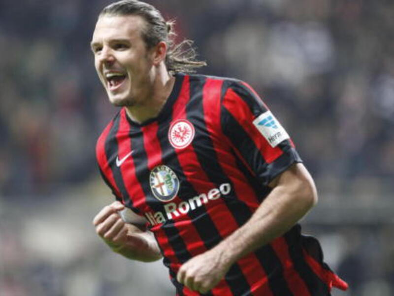 5- لاعب الوسط الهجومي الألماني أليكساندر ماير (آينتراخت فرانكفورت) مواليد 1983: ظفر بلقب هداف البوندسليغا لموسم 2014-2015 بتسجيله لـ 19 هدفاً خلال 26 مباراة، ما زالت مسيرته متواصلة إذ يبلغ من العمر حالياً 32 عاماً.