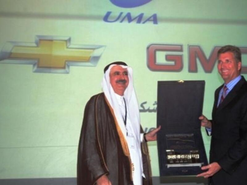Mohammad Abdel Jawad, UMA Chairman honoring John Stadwick, President of GM