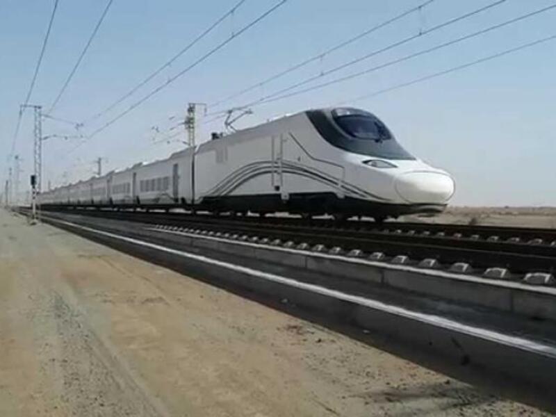 مشروع قطار الحرمين السريع: سيكون لهذا المشروع الأهمية الكبيرة في نقل ما يزيد عن 3 ملايين حاج الواصلين إلى مطار جدة أو الواصلين من البحر ليتم نقلهم به إلى الحرمين بدلا من الباصات وسيارات الأجرة، مما يعني تنظيمًا أكبر ووسائل راحة أعلى للحجيج. 