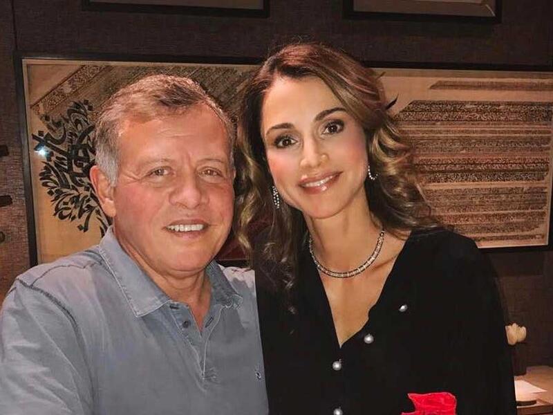 احتفلت الملكة رانيا العبدالله بالفالنتين مع زوجها العاهل الاردني الملك عبد الله الثاني ونشرت الملكة رانيا صورة لها مع الملك عبدالله على إنستغرام مع قالب كيك على شكل قلب أبيض تزينه ورود حمراء على احد جوانبه.وعلقت: “ربنا يجعل قلوبكم وبيوتكم دائما عامرة بالحب”.