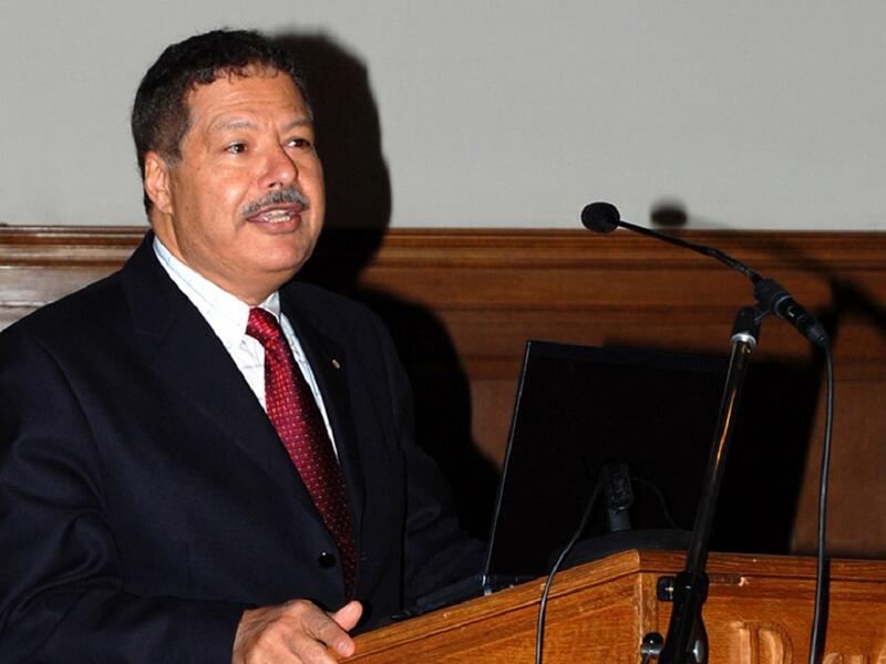 أحمد زويل:
رحل العالم المصري أحمد زويل في 2 أغسطس/آب، الحائز على جائزة نوبل للكيمياء عام 1999، وعين مستشارًا للرئيس باراك أوباما، وأول مبعوث علمي للولايات المتحدة إلى دول الشرق الأوسط.