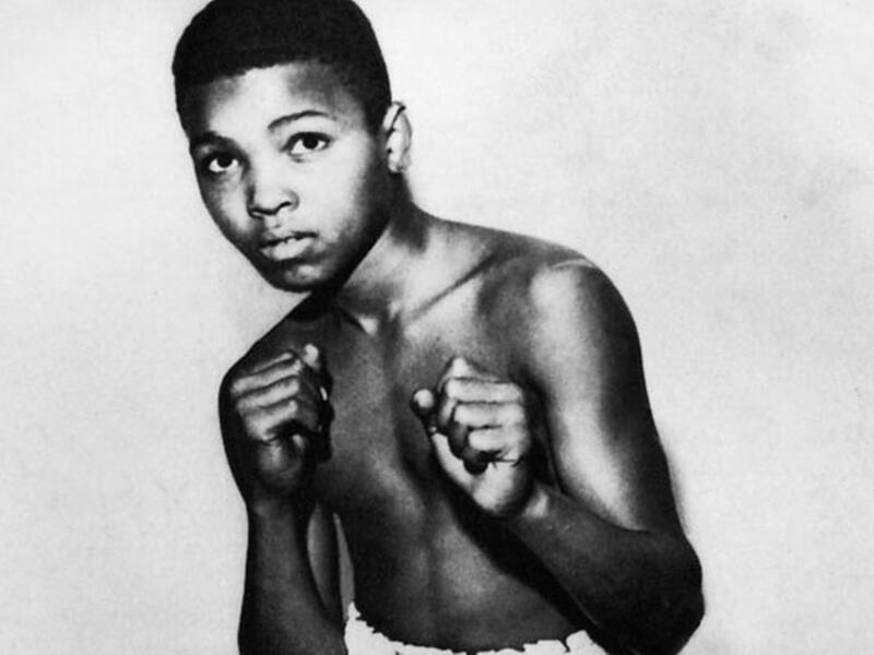 بداية محمد علي في عالم الملاكمة جاءت بمحض الصدفة حين كان في الـ12 من العمر، وحقق عدة ألقاب على المستويين المحلي والوطني وهو دون الـ18 ونال الميدالية الذهبية لأولمبياد روما الصيفية عام 1960 عن فئة وزن الخفيف الثقيل،وعام 1960 اتجه اللاعب إلى عالم الاحتراف