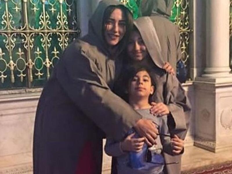 قامت الفنانة أمل عرفة باصطحاب ابنتيها سلمى ومريم في نزهة دينية  إلى المسجد الأموي الفنانة السورية وابنتيها قمن بارتداء الحجاب احتراما لقدسية المكان ووقفن أمام الضريح للدعاء أمل شاركت متابعيها على موقع “انستجرام”  بمجموعة صور لها مع ابنتيها هناك.