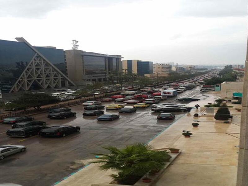 فيما علق أحدهم على هذه الصورة قائلاتً:"تصريح لأحدهم اليوم :هذه الفيضانات بسبب طبوغرافية (تضاريس) عمان يعني طلع كل الحق على عمان"