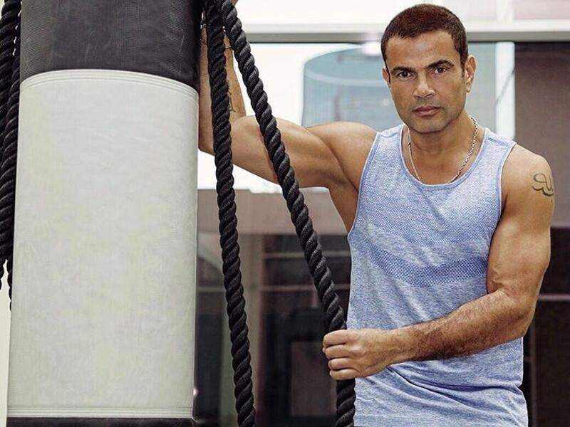 نشر النجم عمرو دياب صورة جديدة له من جلسة تصوير لأحدى المجلات الخليجية، أظهرت تغييرا ملحوظا فى جسمه بعد فقدان الوزن. وأثارت الصورة التى نشرها “الهضبة ” عبر صفحته الرسمية على فيس بوك إعجاب جمهوره، وحازت على مئات التعليقات.