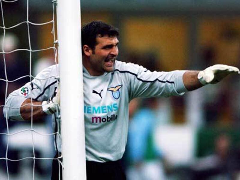 الإيطالي أنجيلو بيروتزي: انتقل من يوفنتوس إلى إنتر عام 1999 مقابل 11 مليون يورو، ثم انتقل من النيراتزوري إلى لاتسيو عام 2000 مقابل 10 مليون يورو