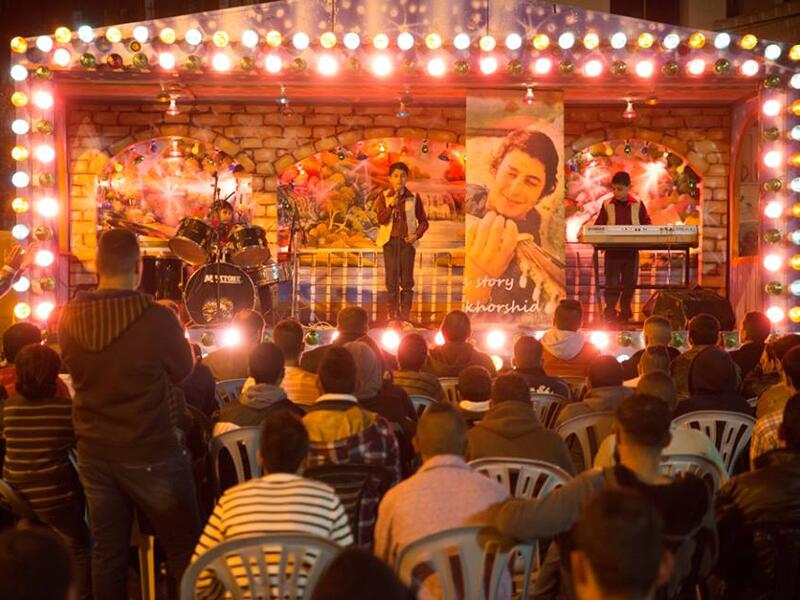 صُوّر  الفيلم في كلٍّ من قطاع غزّة وجِنين في فلسطين، وعمَّان والبحر الميت في الأردن يتحدث الفيلم عن قصة نجاح شاب فلسطيني،انطلاقاً من المحلية الضيقة والصعوبات داخل المخيمات، وصولاً إلى النجومية الإقليمية عبر برنامج للمواهب.