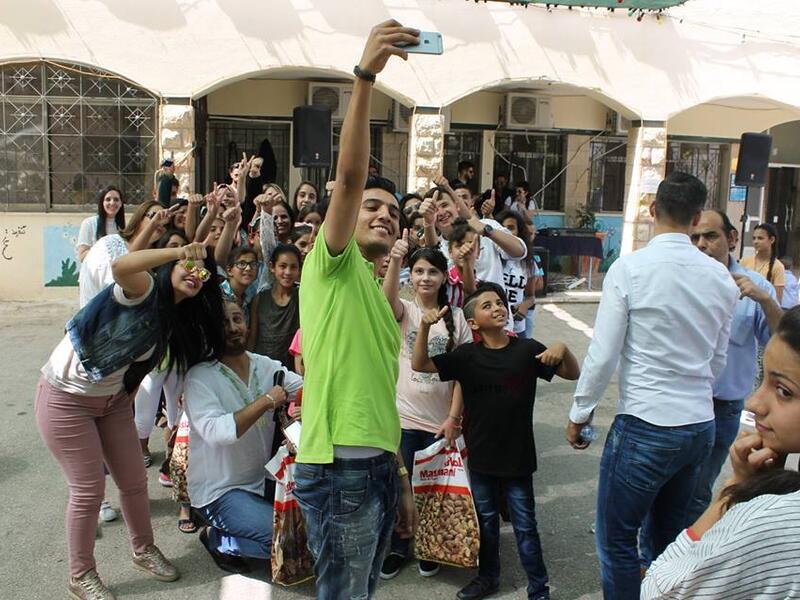 في لفتة إنسانية قام الفنان محمد عساف بعمل زيارة لقرية SOS للأطفال الأيتام  في بيت لحم عساف هنأ الأطفال بحلول شهر رمضان وقام باللعب والغناء معهم وتوزيع الهدايا عليهم، كما التقط الكثير من الصور التذكارية معهم.عساف أعلن خلال الزيارة تكفله بـ 20 طفلاً من القرية”.